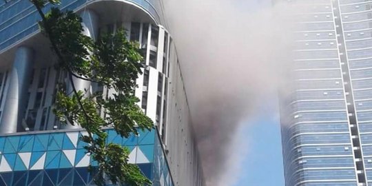 Tunjungan Plaza 6 Surabaya terbakar, asap pekat keluar dari lantai 13