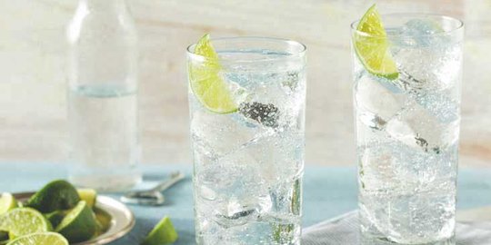 Teguk segarnya sparkling water dan dapatkan manfaat sehat ini