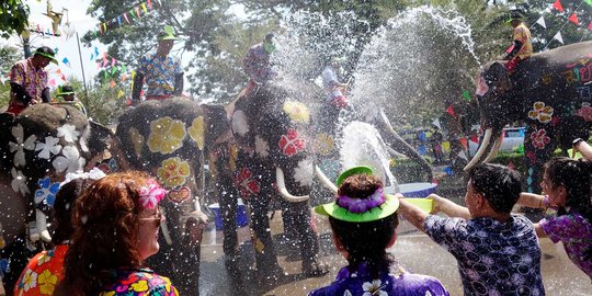 Perang air gajah dan manusia di Festival Songkran