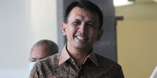 Usai diperiksa KPK, terpidana kasus suap Bansos, Gatot Pujo Nugroho tersenyum