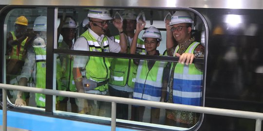 Anies Baswedan ajak anaknya jajal kereta MRT di Depo Lebak Bulus
