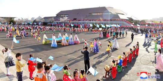 Semarak parade budaya Korut untuk peringati kelahiran Kim Il Sung