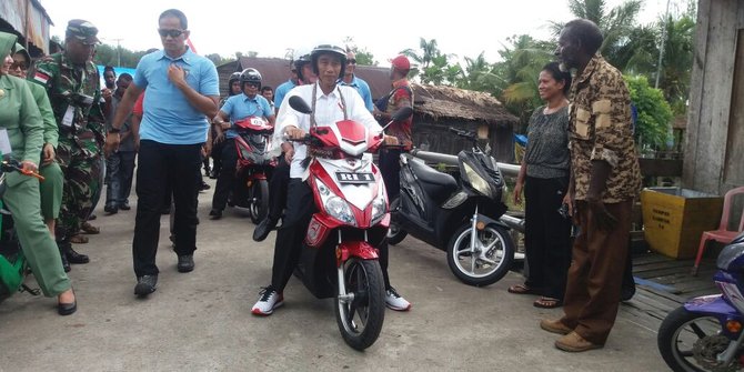 Blusukan ke Asmat Jokowi  naik motor  listrik  dengan Iriana 