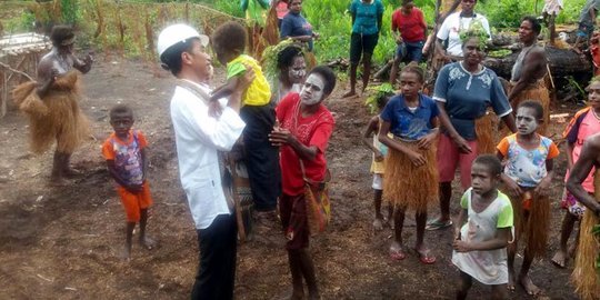 Momen haru dan lucu Presiden Jokowi bertemu Jokowi kecil di Asmat