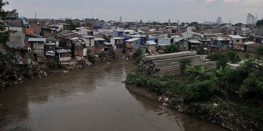 Denyut kehidupan di bantaran Kali Ciliwung