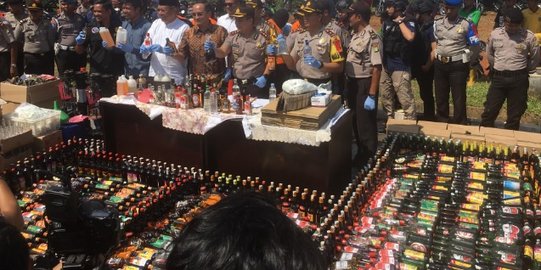 Enam ribu botol miras oplosan di Tangerang Selatan dimusnahkan