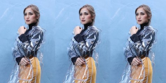 Upload foto dengan pose duduk yang menantang, jedar tuai komentar miring dari netizen