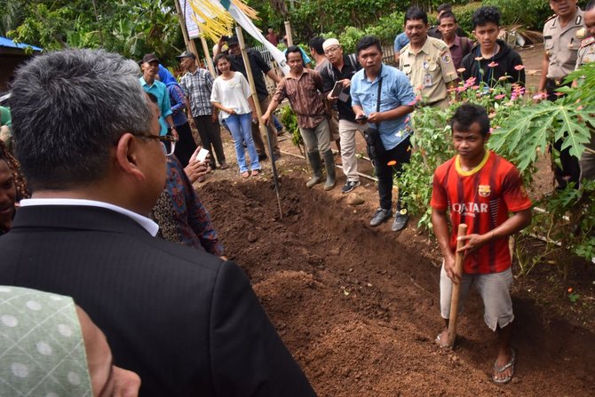 mendes pdtt eko putro sandjojo meninjau lokasi pembangunan proyek yang dilakukan secara padat karya di desa bilalang kota kotamobagu sulawesi utara