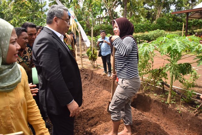 mendes pdtt eko putro sandjojo meninjau lokasi pembangunan proyek yang dilakukan secara padat karya di desa bilalang kota kotamobagu sulawesi utara