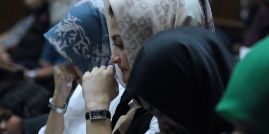 Wajah haru istri Setnov saat dengarkan nota pembelaan suaminya