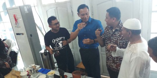 AHY mendadak jadi barista, racik kopi Sindoro