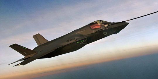 Aksi tentara Inggris isi bahan bakar jet F35B Lightning di langit AS