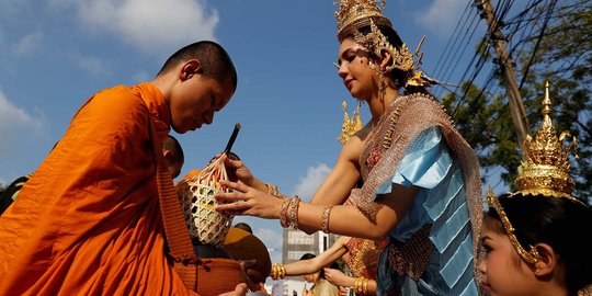 Festival Songkran, wanita Thailand bagikan sedekah