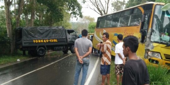Sopir lelah, bus senggol truk TNI di KM 23 poros Balikpapan-Samarinda