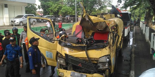 Truk tangki hantam Ertiga di Bekasi, 1 tewas 2 luka-luka