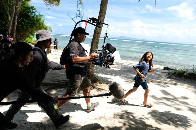 mira dan riri reza rampungkan syuting film kulari ke pantai di banyuwangi
