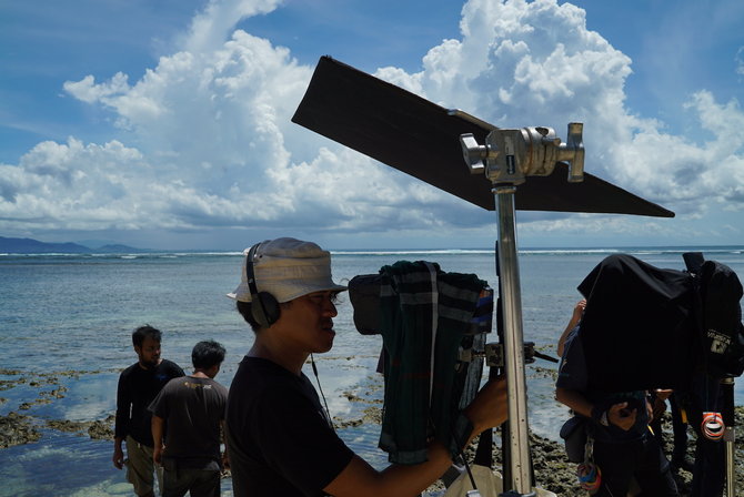 mira dan riri reza rampungkan syuting film kulari ke pantai di banyuwangi