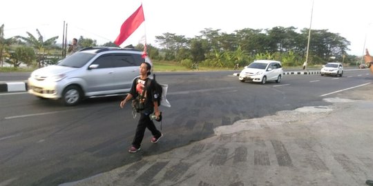 Minta nasib sopir truk diperhatikan Jokowi, Agus jalan kaki Mojokerto-Jakarta