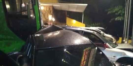 Diduga rem blong, Bus Pariwisata tabrak 7 mobil di jalur Puncak