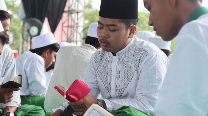 ribuan penghafal quran quotmengetuk pintu langitquot di istighosah kubro gus ipul puti