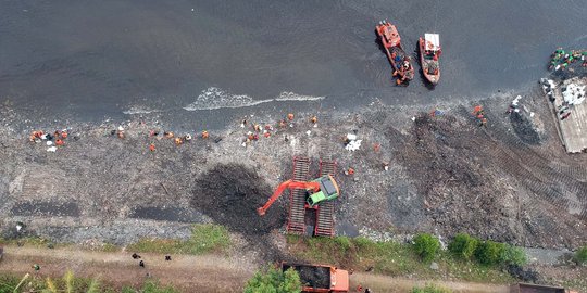 Seribu orang dari berbagai unsur gerebek sampah pesisir Teluk Jakarta
