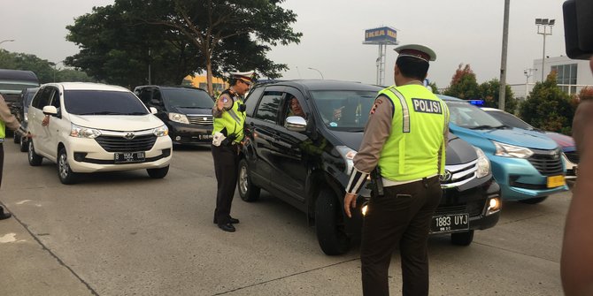Buntut ganjil  genap  di Tol  Tangerang  sopir taksi online 