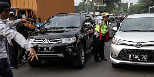 Suasana uji coba sistem ganjil genap di GT Cibubur II