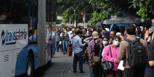 Imbas penerapan ganjil-genap di GT Cibubur masyarakat sesaki Transjakarta