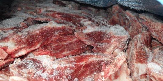 Jangan cairkan daging beku di microwave!
