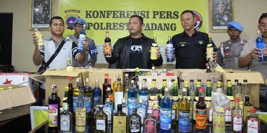 Razia Miras oplosan di Padang, 306 botol disita polisi