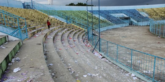 Stadion Kanjuruan Malang rusak dan kotor akibat kericuhan suporter