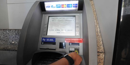 Begini cara tukar kartu debit BCA lama dengan logo GPN di mesin penukar otomatis