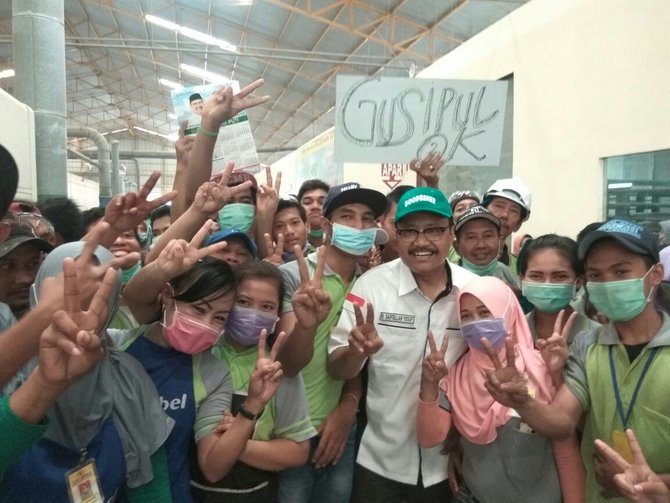 gus ipul saat mengunjungi pt integra group sidoarjo