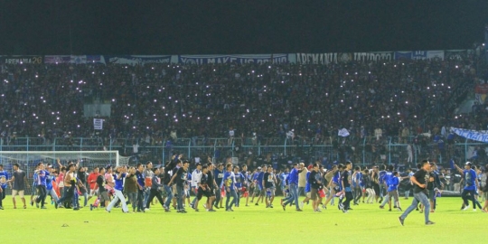 Kericuhan suporter di laga Arema vs Persib menurut kepolisian