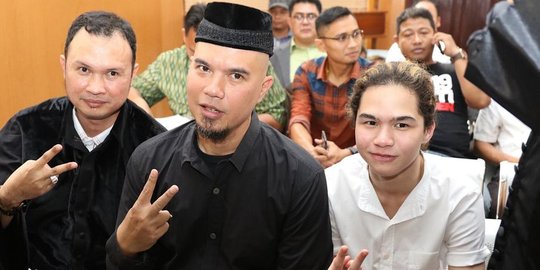 yang ditulis melalui akun twitter rev1