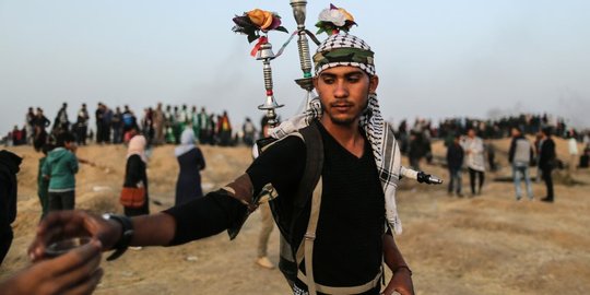 Di tengah bentrok, pemuda Palestina ini semangati demonstran dengan berikan jus manis