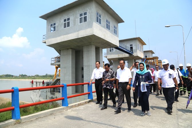 puti guntur soekarno melihat pembangunan bendung gerak sembayat di desa sidomukti kecamatan bungah kabupaten gresik