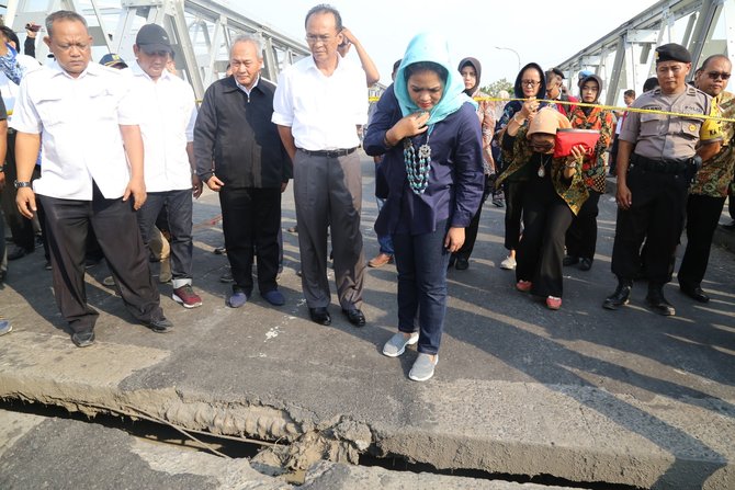 puti tinjau jembatan widang ambruk