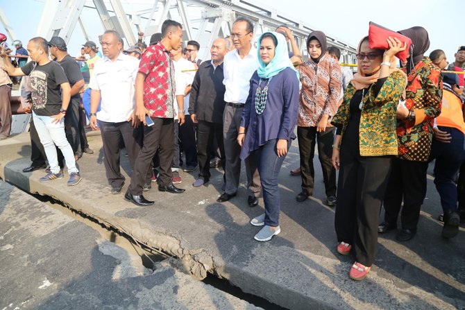 puti tinjau jembatan widang ambruk