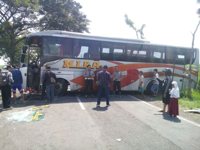 kecelakaan bus di ngawi