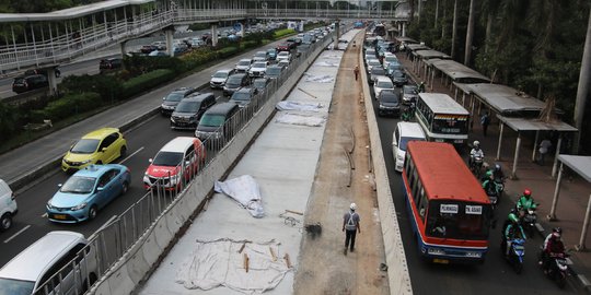 Memantau pelebaran trotoar hingga 12 meter di Jalan Sudirman