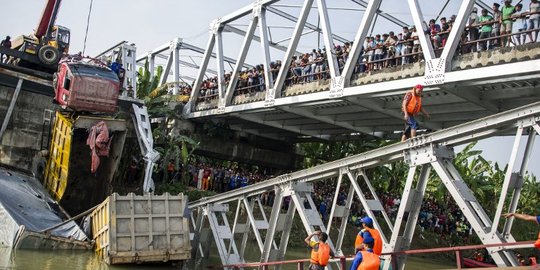 Evakuasi truk yang terperosok ke sungai akibat ambruknya jembatan Babat-Widang