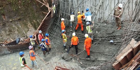 Jalan Tol Manado-Bitung roboh, 3 pekerja tertimbun material bangunan