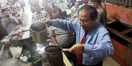 Aksi Rizal Ramli jadi barista kopi Aceh