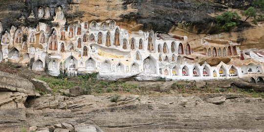 Melihat indahnya pahatan patung Buddha di Tebing Akauk Taung