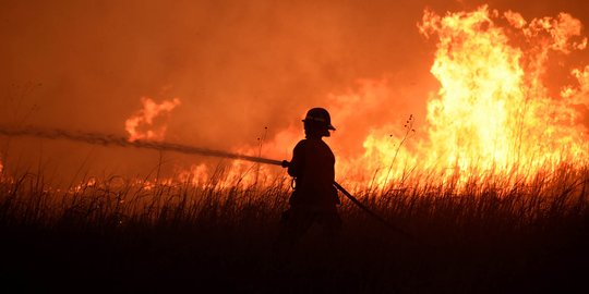 Dahsyatnya si jago merah lalap hutan di Oklahoma