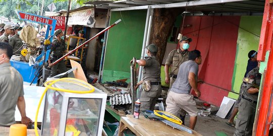 Satpol PP Depok bongkar bangunan liar di atas trotoar