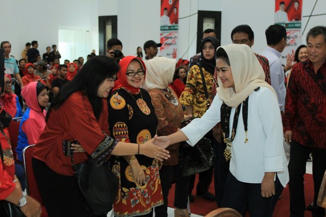 puti hadir dalam ulang tahun hotel daun di kota kediri