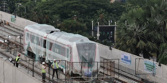 Melihat lebih dekat kereta LRT menjejaki jalur Kelapa Gading-Velodrome