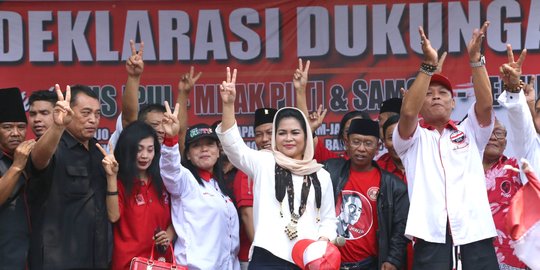 Di depan ratusan Relawan, Puti dorong gencarkan sosialisasi program Gus Ipul - Puti